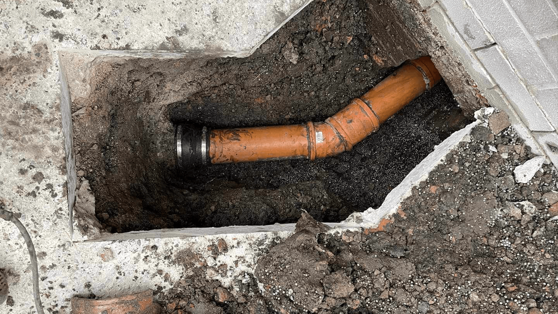 Drain replaced instead of using a drain lining repair technique with excavation